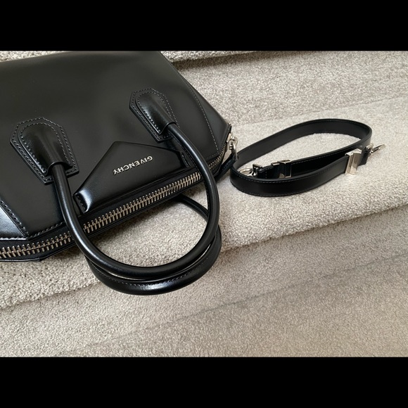 SOLD on 🅿️🅿️💜Last call! Givenchy small Antigona in glazed calfskin - Picture 8 of 16